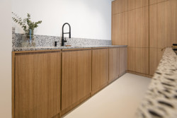 Interiérová designérka Diana Perknovská navrhla byt pro svou sestru, ve kterém se snoubí světlé barvy s přírodními materiály