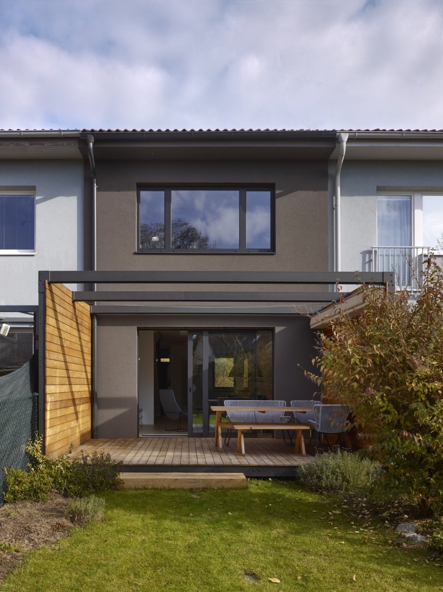 Rekonstrukce řadového domu v Újezdu nad Lesy od architektky Terezy Čudové Ajmové