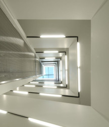 Celkem 13 osmipodlažních domů působí jako malé sídliště. Architekti mezi nimi nechali dostatek prostoru, aby sportovci měli kde sledovat živé přenosy. Interiéry staveb prosvětlují světlíky.