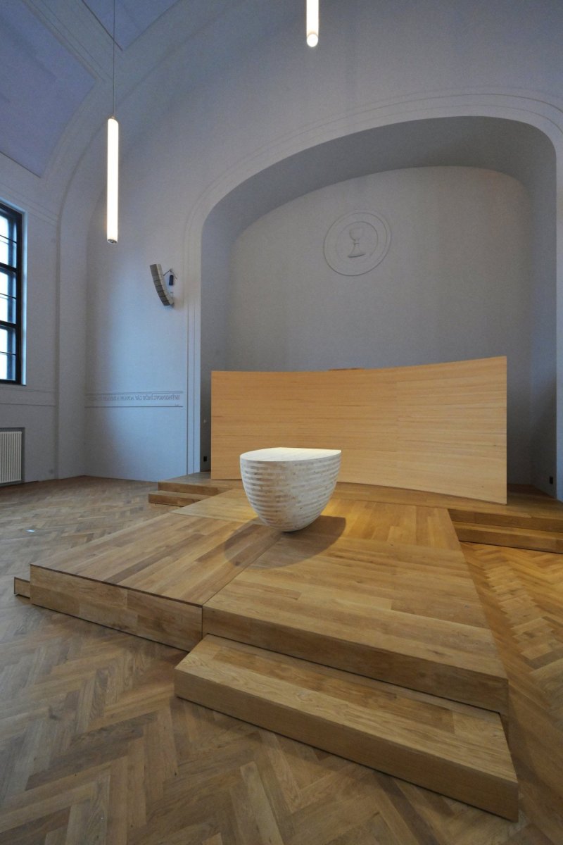 Sbor ČCE na Smíchově, MCA atelier: Architekti navrhli také liturgické vybavení - například stůl Páně ve tvaru nakrojeného chleba.