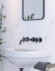 Přední výrobce tvrzeného kamene Technistone představuje novinky pro jaro 2023 se vzory inspirovanými mramorem: na obrázku dekor Calacatta Pastino