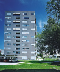 Bytový dům ve Švýcarsku, zateplený fasádním systémem Sto, kombinuje na fasádě přírodní kámen, keramický obklad a skleněnou mozaiku.