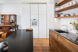 Jde například o kuchyň. (Rekonstrukce domu na Břevnově; Mimosa architekti)