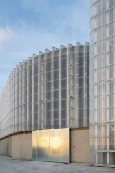 Teplárna funguje na spalování biomasy, dovnitř se vozí touto bránou s vraty z pozinkovaného plechu. (Centrála tepelné elektrárny v Palencii, FRPO Rodríguez & Oriol)