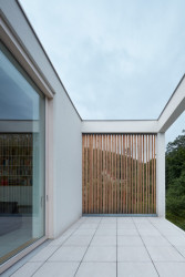 Rodinný dům ve svahu, masparti