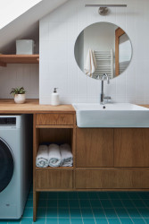 Koupelná je malá, ale i tak působí velkoryse. (Rekonstrukce podkrovního bytu, Matěj Šebek)