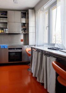 Nerezová kuchyně se do bytu musela tahat oknem, neprošla totiž chodbou. Byt se nachází v prvním patře. (Rekonstrukce bytu v Praze na Zličíně; Vlastislav Srbek, Iva Kopecká)