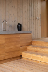 Dá se v něm posedět a používat venkovní kuchyň. (Rodinný dům v Dehtárech, SP-AM)