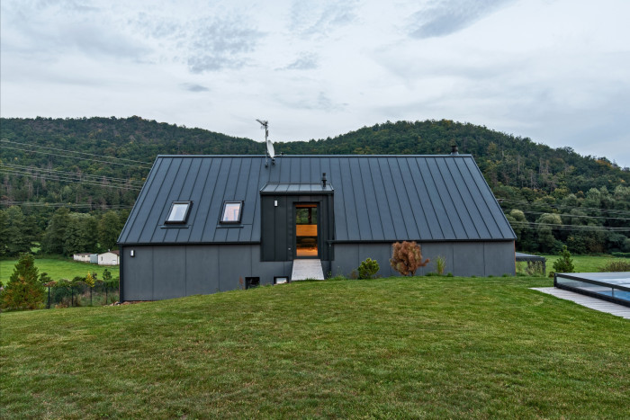 Dům ve svahu ve Chrustenicích od studia Reaktor