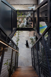 Vede na něj jednoramenné ocelové schodiště