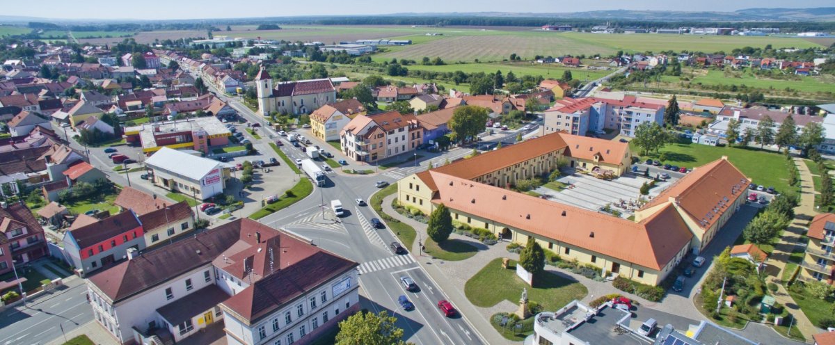 Pohled na centrum Kunovic s podnikatelskými inkubátory Stará škola a Panský dvůr