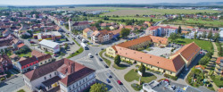 Pohled na centrum Kunovic s podnikatelskými inkubátory Stará škola a Panský dvůr