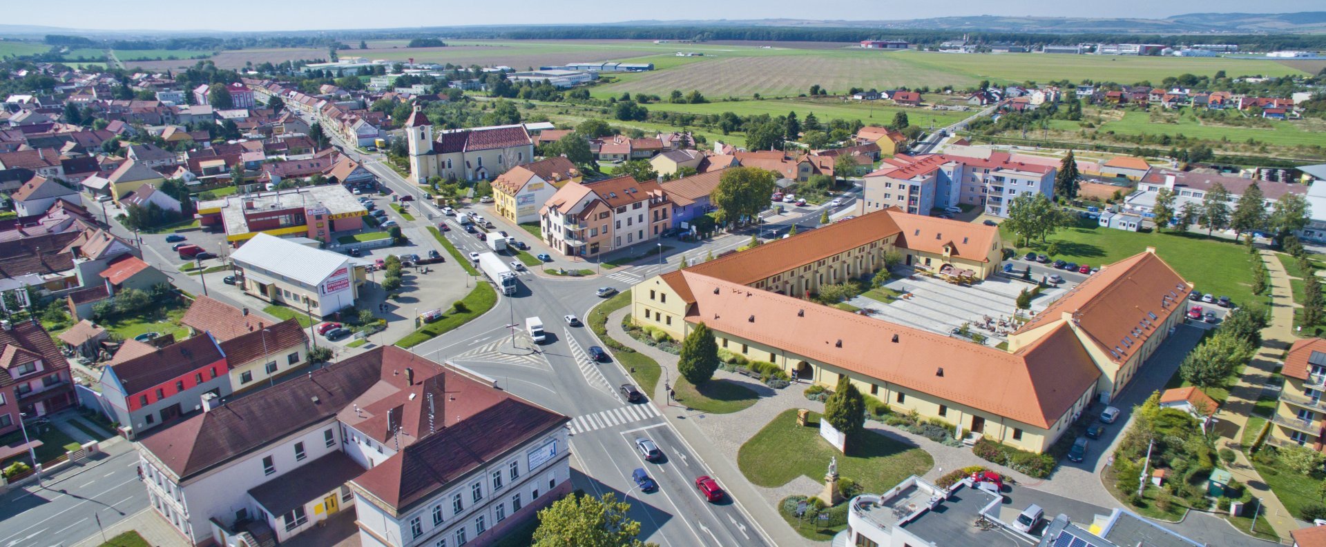 Pohled na centrum Kunovic s podnikatelskými inkubátory Stará škola a Panský dvůr