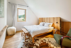 Také v ložnici najdeme mnoho řemeslných detailů. (OK PLAN ARCHITECTS, Rodinná bouda)
