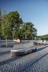 Doplněn byl nový mobiliář. (Koncepce úprav okolí Kamencového jezera, studio Refuel)