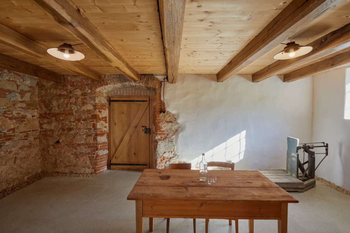 Proměna hospodářské usedlosti s mlýnem na Slovensku od RDTH architekti