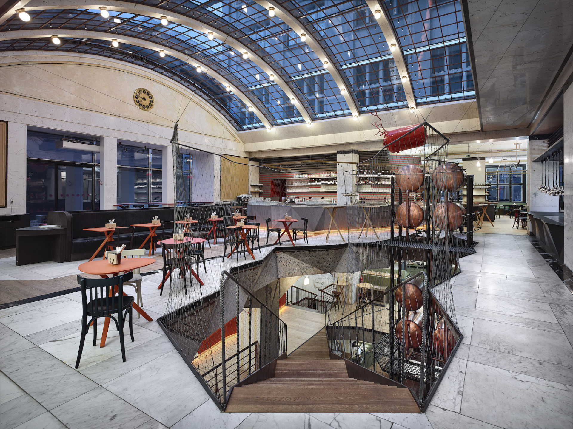 Restaurace Červený jelen v Praze, FIALA+NEMEC, původní bankovní hala