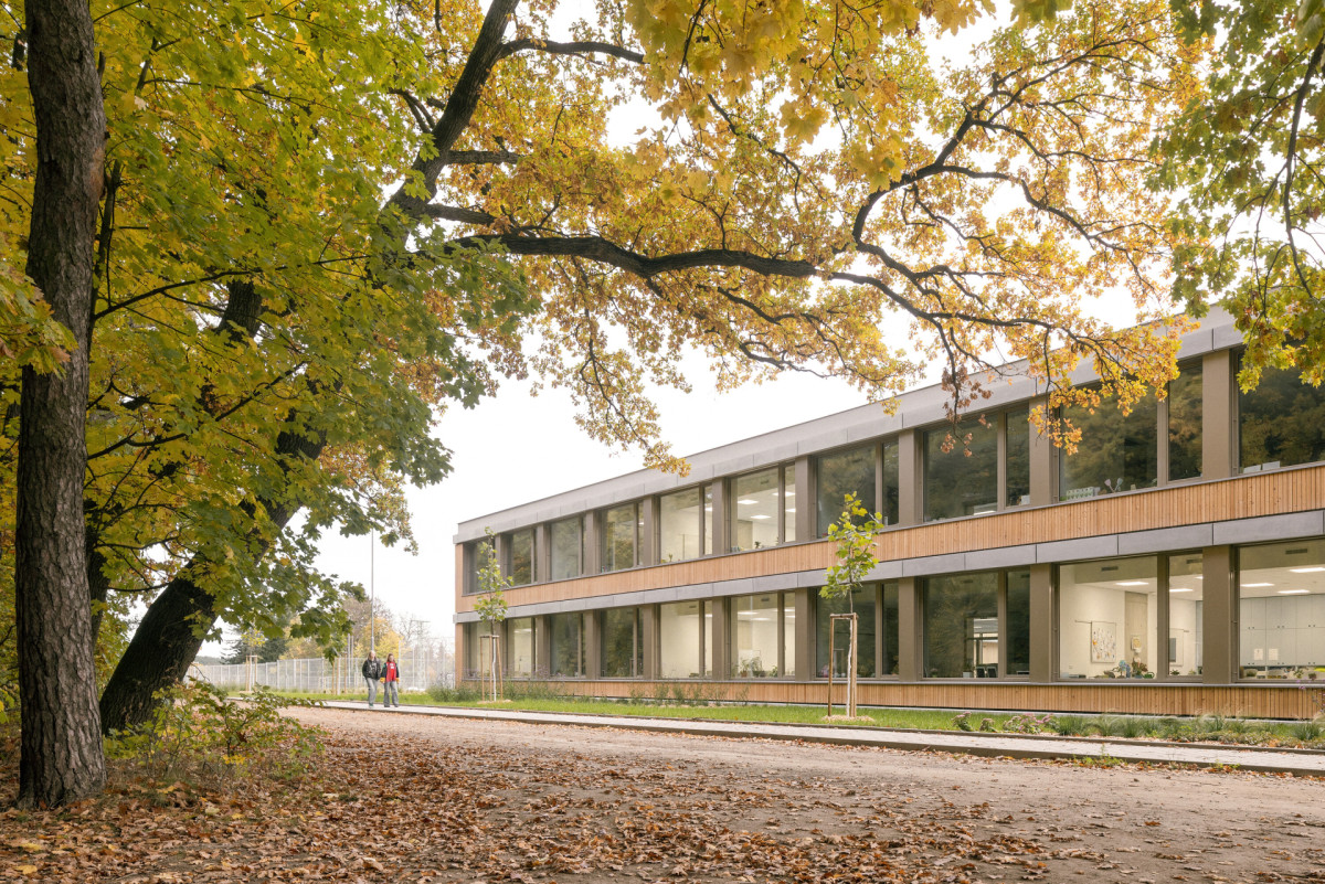 Škola přímo sousedí s lesem. (Nová škola LOŠBATES; SOA architekti)