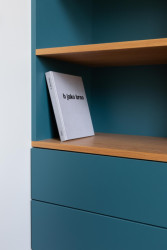 Přesto, že jde o přechodné bydlení, majitel si ho zabydlel.  - Rekonstrukce bytu v Praze - Holešovicích, Studio Schwestern.