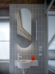 Pohled do koupelny (Podkrovní byt na Arbesově náměstí od Formafatal)