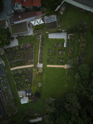 Provoz dnešní zahrady navazuje na tradici Krafferova zahradnictví. Nabízí široký sortiment trvalek a bylinek z vlastní produkce a od nejlepších českých pěstitelů. (Krafferova zahrada v Jindřichově Hradci od matěj šebek architekti a Ateliér Za Mák)