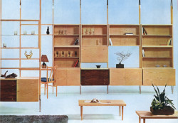 V roce 1960 vedla spolupráce Jaroslava Šmídka s Mojmírem Požárem ke vzniku sektorového nábytku
U-500. Oproti jiným typům nabízel tento nábytek s charakteristickými stojkami kombinaci policových
dílů a většího úložného prostoru. Byl vyráběn od roku 1963 v národním podniku Jitona Soběslav.