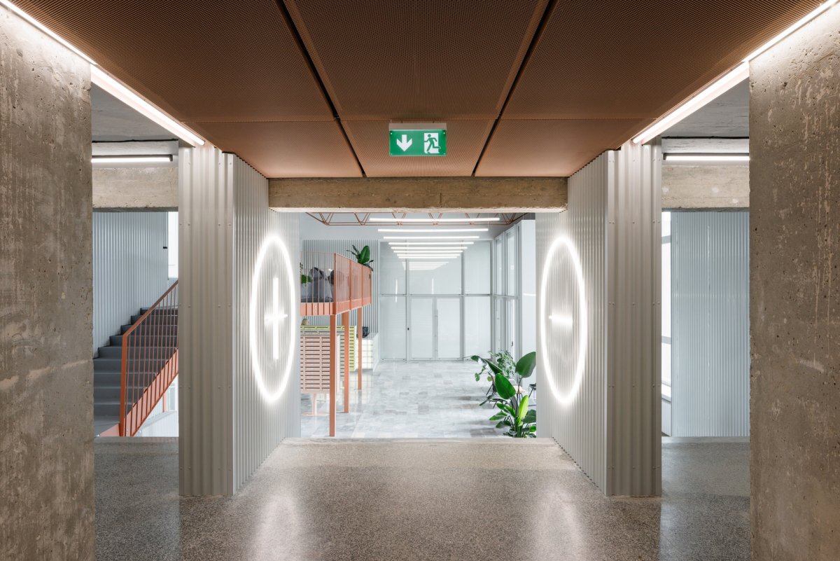 Na halu navazují pobytové chodby (Rekonstrukce ubytovny v Košicích; Atrium Architekti)