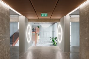 Na halu navazují pobytové chodby (Rekonstrukce ubytovny v Košicích; Atrium Architekti)