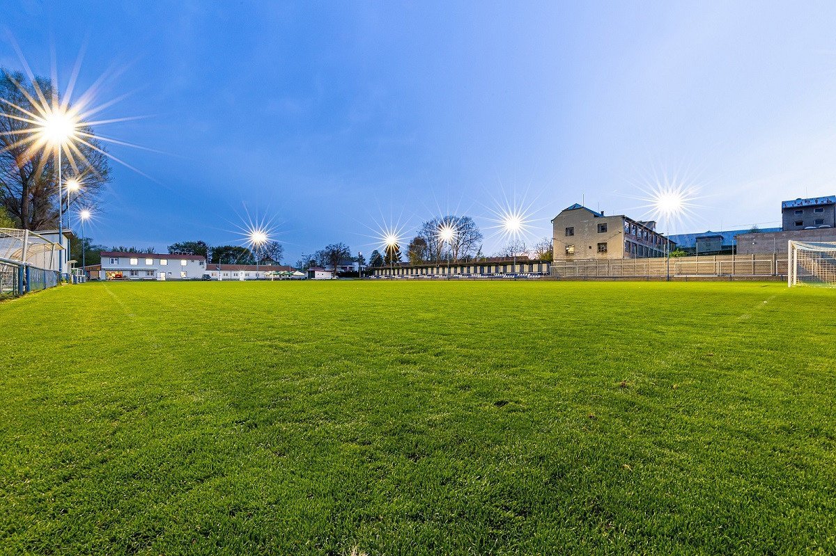Společnost LEDVANCE dodává kvalitní osvětlení pro veřejná sportoviště, hřiště a stadiony. Příkladem jejich práce je osvětlení fotbalového hřiště klubu RAFK Rajhrad