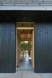 Dům v Říčanech, ateliér Hajný: Interiér navazuje na exteriér - i použitými materiály.