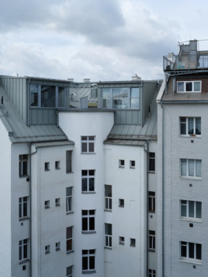 Dva mezonety se do tichého dvora otevírají velkorysými vikýři. (Nástavba Harfa; matěj šebek architekti)