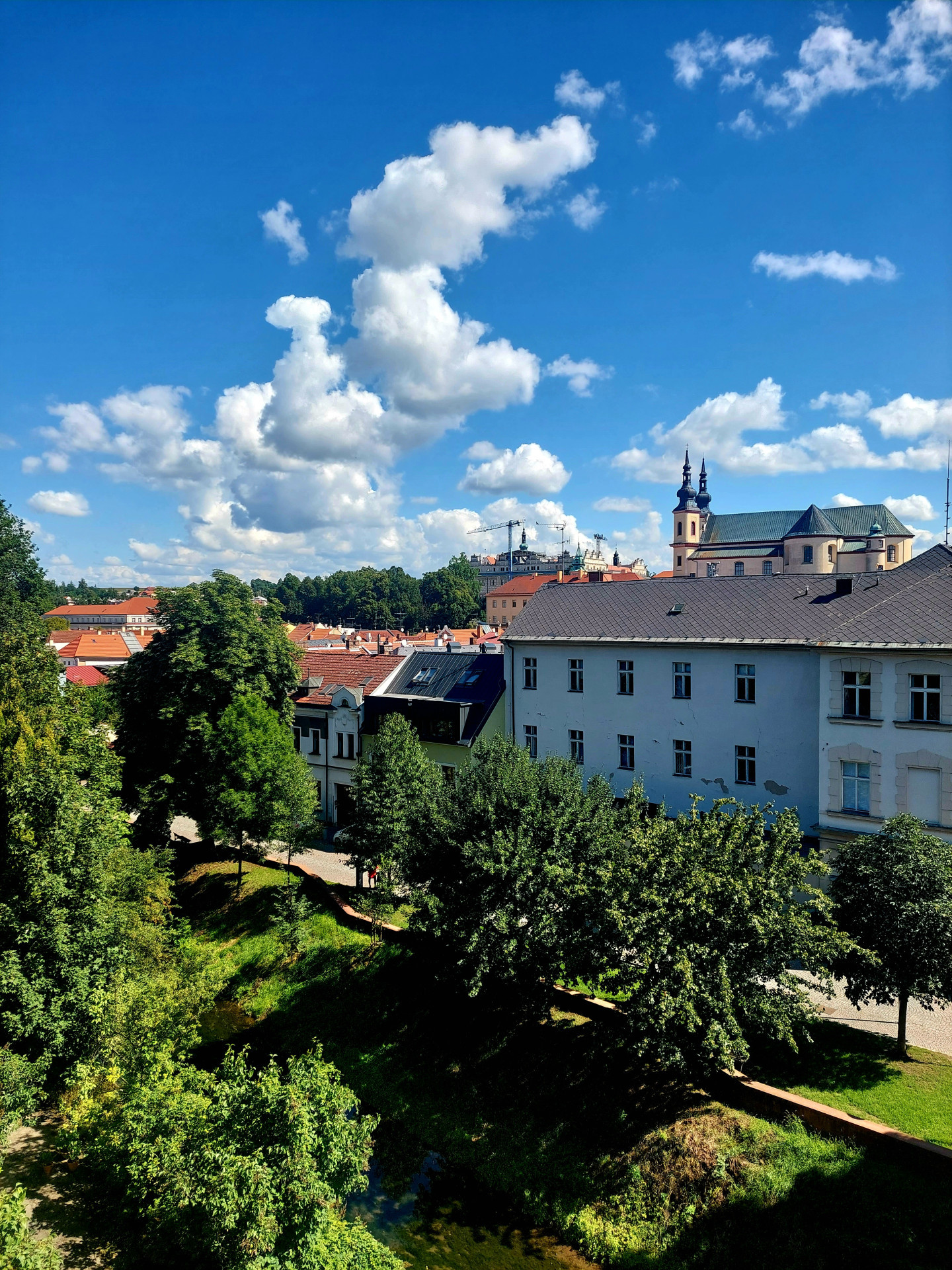 Lávka v Litomyšli od EHL & KOUMAR ARCHITEKTI: Výhled z lávky na město je exkluzivní, hodně lidí se sem chodí fotit.