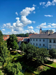 Lávka v Litomyšli od EHL & KOUMAR ARCHITEKTI: Výhled z lávky na město je exkluzivní, hodně lidí se sem chodí fotit.