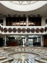 „Když jsem si procházel interiér, přišel jsem si, jako bych se vrátil v čase někdy do 80. let. Jsou zde k vidění staré kartotéky a dřevěné lavice nebo malířské stojany. Výzdoba a dlažba na podlaze pracuje s motivem kruhu,“ píše autor fotografií.