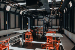 Robotická vinárna Cyberdog, Black n' Arch (David Černý a Tomáš Císař).