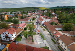 Park u kaple v obci Ostopovice