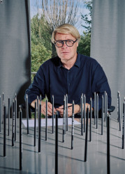 Zjistili jsme, že v Česku neexistuje firma, která by zvládla vyrobit produkty v námi požadované kvalitě, proto jsme se rozhodli zhostit role nejen designéra, ale i výrobce. To byl moment, kdy mi veřejný prostor přilnul k srdci.