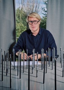Zjistili jsme, že v Česku neexistuje firma, která by zvládla vyrobit produkty v námi požadované kvalitě, proto jsme se rozhodli zhostit role nejen designéra, ale i výrobce. To byl moment, kdy mi veřejný prostor přilnul k srdci.