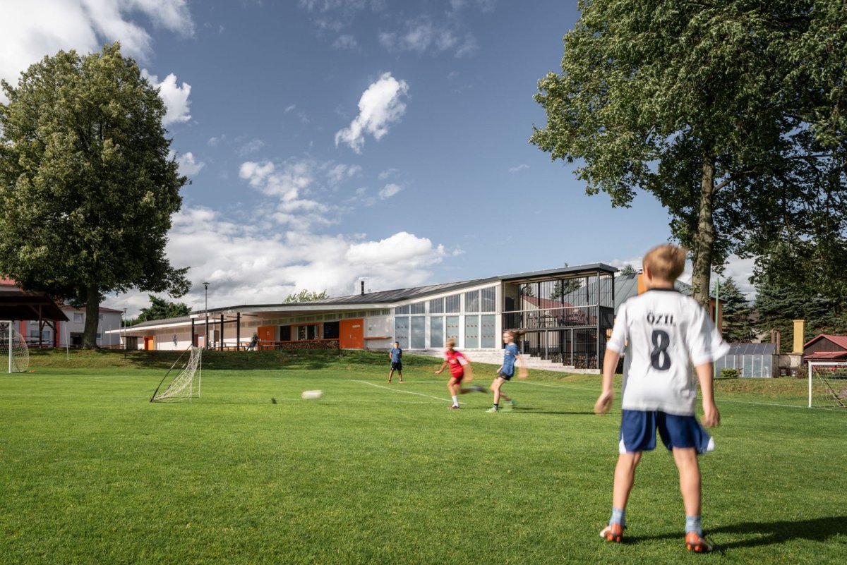 Zázemí sportovního klubu ve Studenci, ateliér CHRAMA