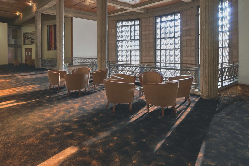 Kreativní pojetí podlah ze sametového vinylu Flotex od designéra Philippe Starcka. Propojení systému Artist v barvě umber/terracotta.
