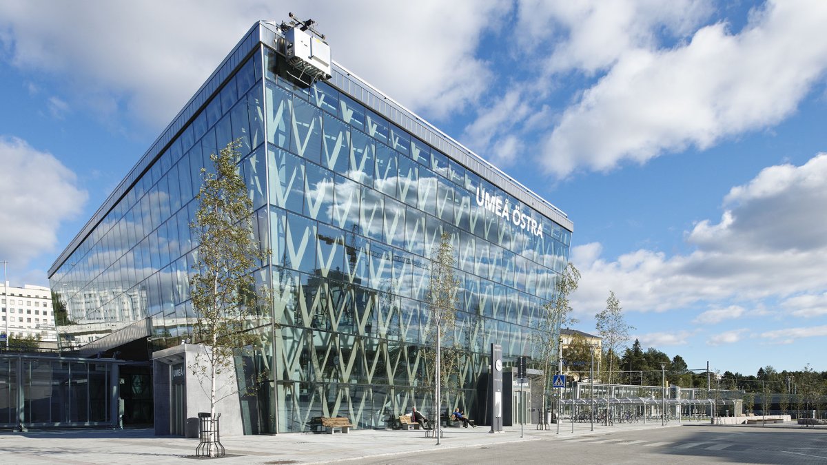 Umeå Östra v sobě spojuje funkci nádraží a městského průchodu. (Vlaková stanice Umeå Östra, White Arkitekter)