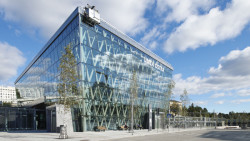 Umeå Östra v sobě spojuje funkci nádraží a městského průchodu. (Vlaková stanice Umeå Östra, White Arkitekter)