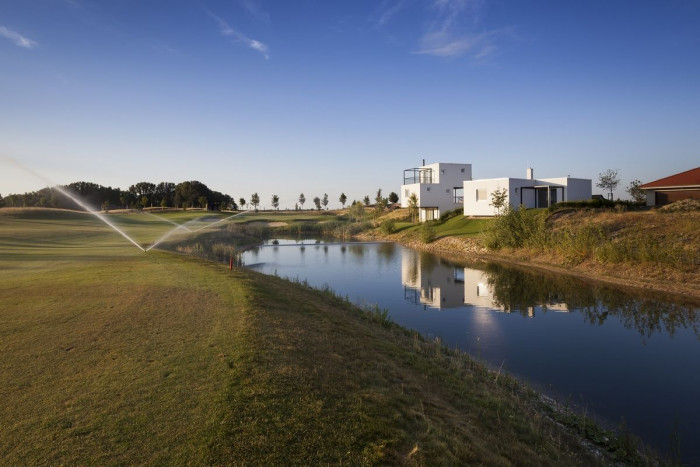 Obydlí v objetí golfu, 3x3,