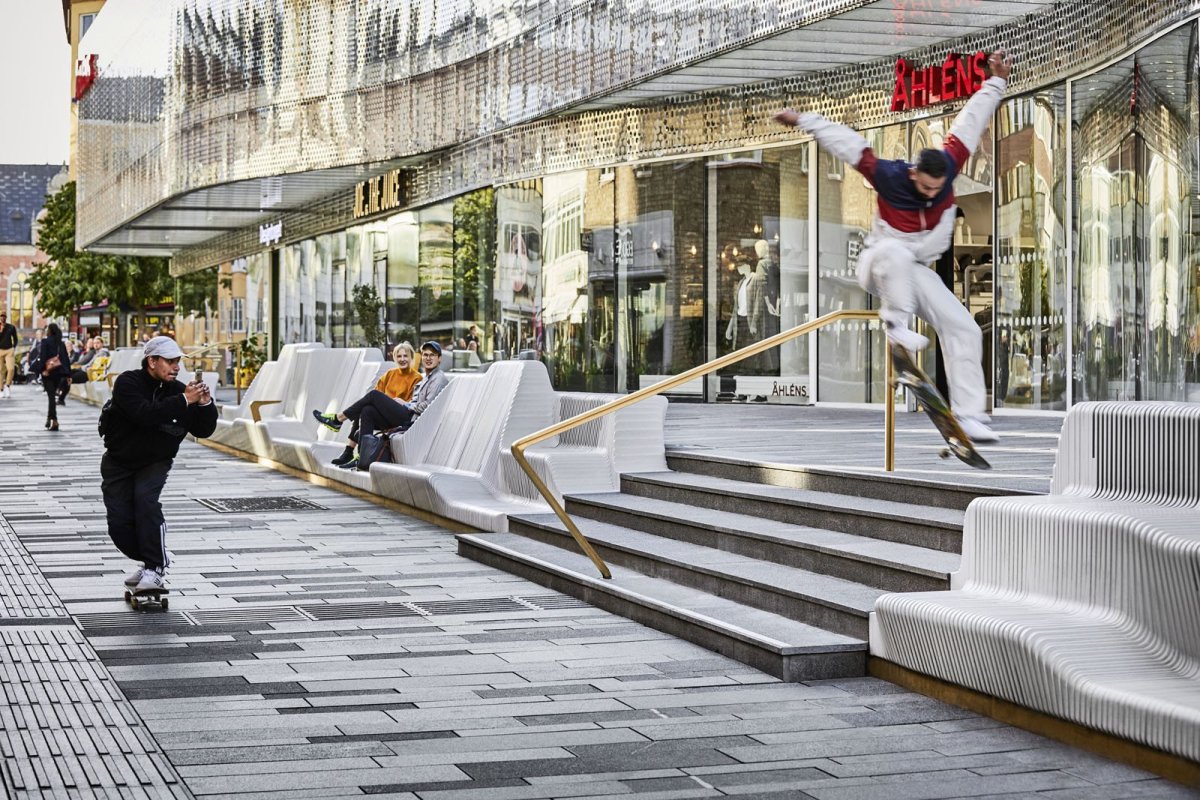 Originální lavička z tvrzeného kamene a skla, White Arkitekter, Rosskopf + Partner, Uppsala - foto