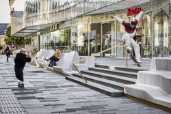 Originální lavička z tvrzeného kamene a skla, White Arkitekter, Rosskopf + Partner, Uppsala - foto