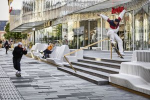 Originální lavička z tvrzeného kamene a skla, White Arkitekter, Rosskopf + Partner, Uppsala - foto