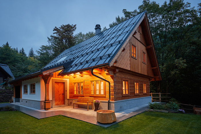 Chalupu postavil Martin Roubal. Jmenuje se Brusírna. 