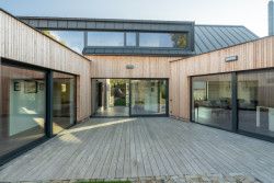 Rodinný dům v Bystřici nad Perštejnem, studio AEIOU: Zahradní křídla se od středu vějířovitě rozevírají a vnitřní prostory směrem ven otevírají velkoformátovými okny