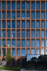 V Gdaňsku vyrostla administrativní budova s cihlovou fasádou navržená architekty Marcinem Woyciechowskim, Tomaszem Piechotou a Radosławem Orłowskim