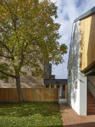 V sousedství se nachází butikový penzion Villa Hruška, hosté chodí do mlýna na snídani.  (Pelčák a partner architekti, rekonstrukce mlýna v Hruškách)